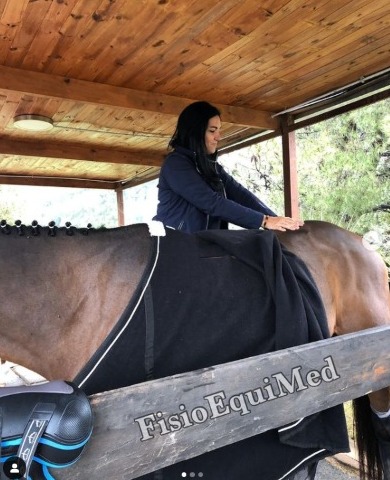 Veterinaria haciendo masajes terapeuticos