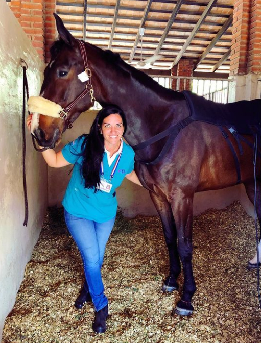 Veterinaria con un caballo